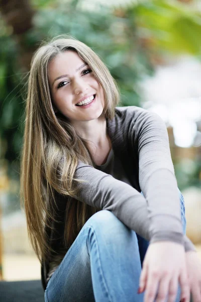 Retrato de uma bela jovem mulher — Fotografia de Stock