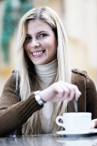 Retrato de uma bela jovem mulher — Fotografia de Stock