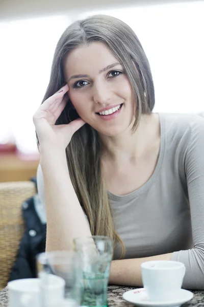 Retrato de uma bela jovem mulher — Fotografia de Stock