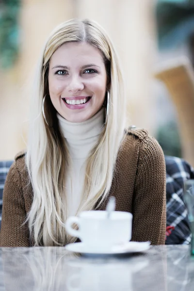 Porträtt av en vacker ung kvinna — Stockfoto