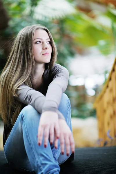 Retrato de uma bela jovem mulher — Fotografia de Stock