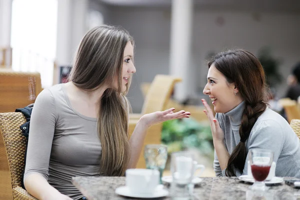 Söta leende kvinnor dricker en kaffe — Stockfoto