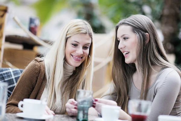 Милые улыбающиеся женщины пьют кофе — стоковое фото