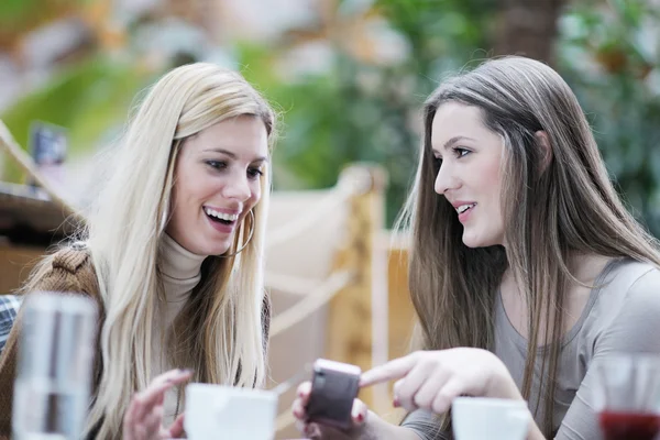 Милые улыбающиеся женщины пьют кофе — стоковое фото