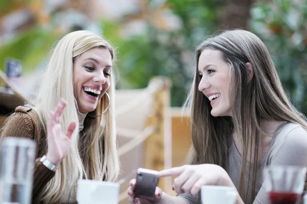 Милі усміхнені жінки п'ють каву — стокове фото