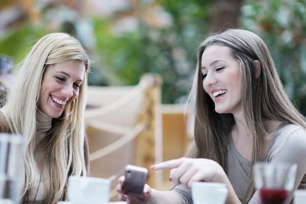 Mulheres sorridentes bonito beber um café — Fotografia de Stock