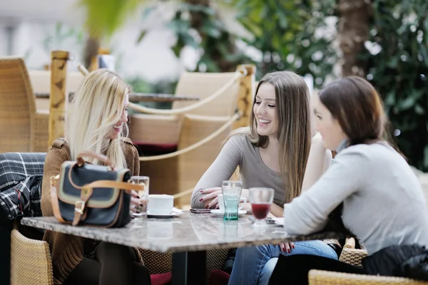 Lindas mujeres sonrientes bebiendo un café —  Fotos de Stock
