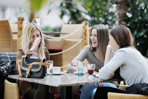 Mulheres sorridentes bonito beber um café — Fotografia de Stock