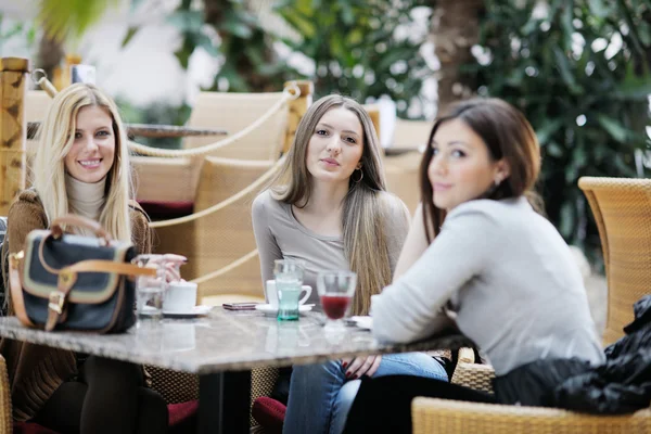Söta leende kvinnor dricker en kaffe — Stockfoto
