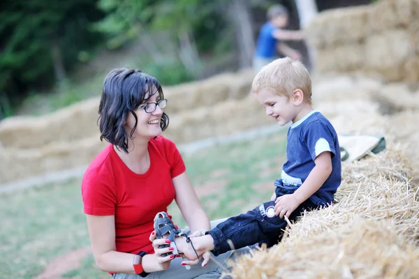 Žena a dítě bavte se venku — Stock fotografie