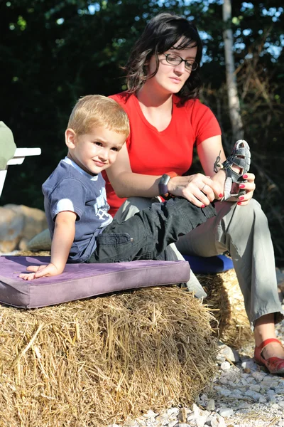 Mulher e criança se divertir ao ar livre — Fotografia de Stock