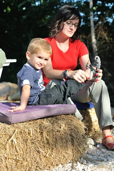 Frau und Kind haben Spaß im Freien — Stockfoto