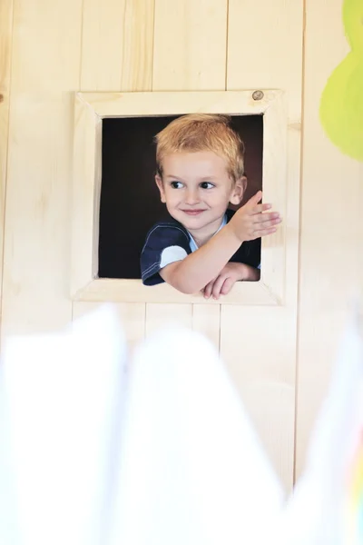 Joyeux enfant dans une fenêtre — Photo