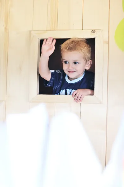 Joyeux enfant dans une fenêtre — Photo