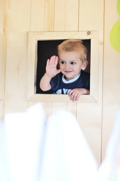 Joyeux enfant dans une fenêtre — Photo