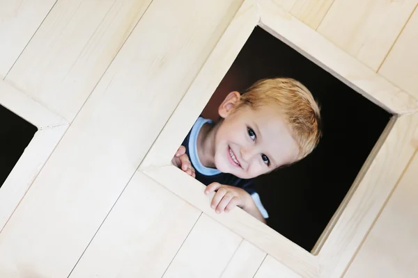 Ευτυχισμένο παιδί σε ένα παράθυρο — Φωτογραφία Αρχείου