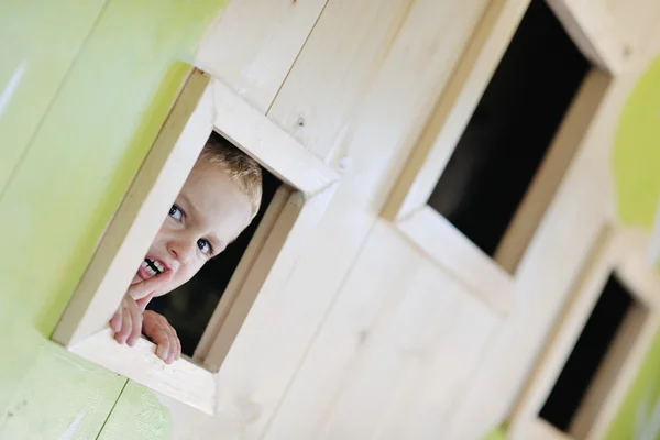 快乐的孩子在一个窗口中 — 图库照片