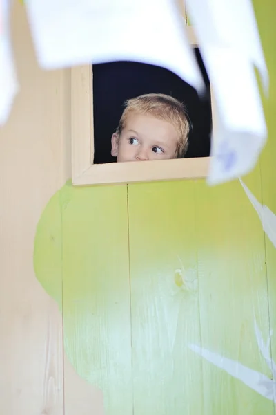 Šťastné dítě v okně — Stock fotografie
