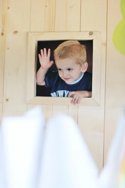 창에서 행복 한 아이 — 스톡 사진