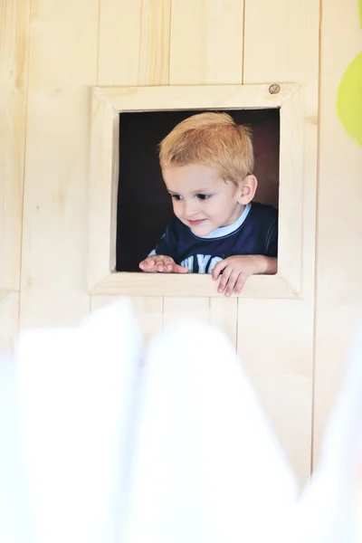 Niño feliz en una ventana —  Fotos de Stock