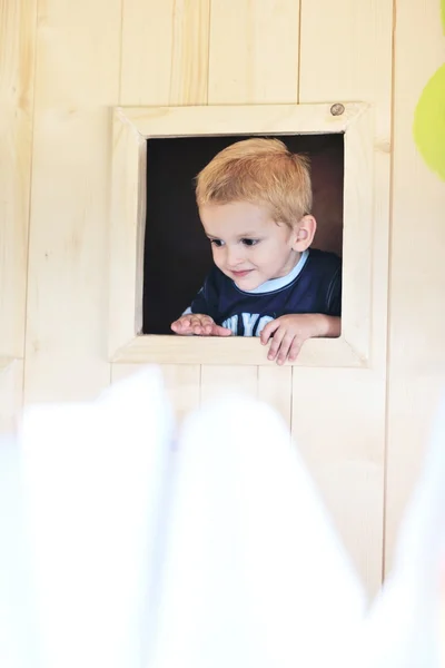 Niño feliz en una ventana — Foto de Stock