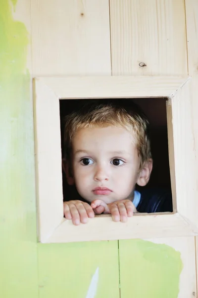 Bambino felice in una finestra — Foto Stock