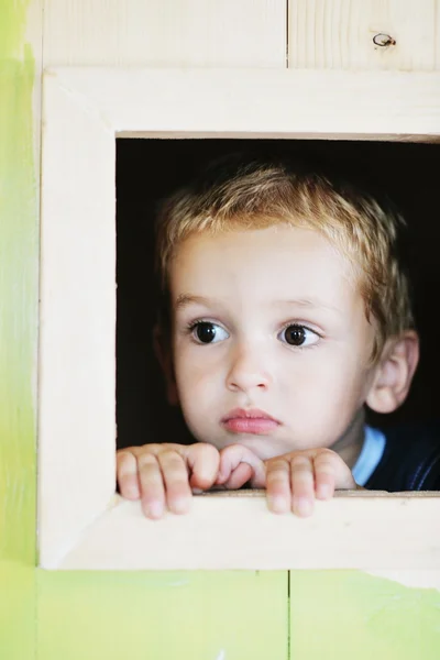 Bambino felice in una finestra — Foto Stock