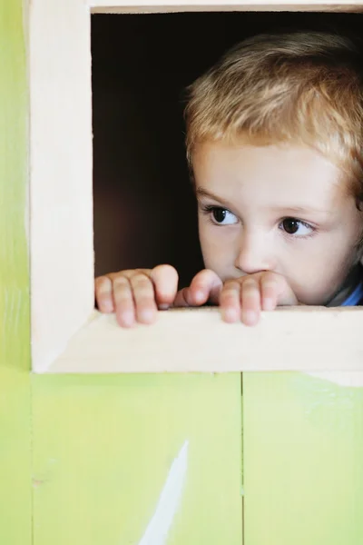 Criança feliz em uma janela — Fotografia de Stock