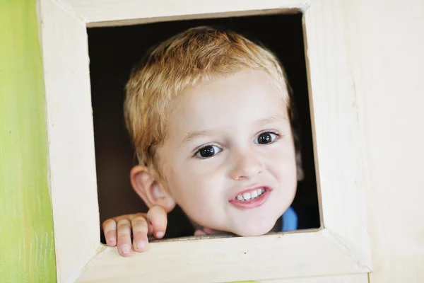 Copil fericit la fereastră — Fotografie, imagine de stoc