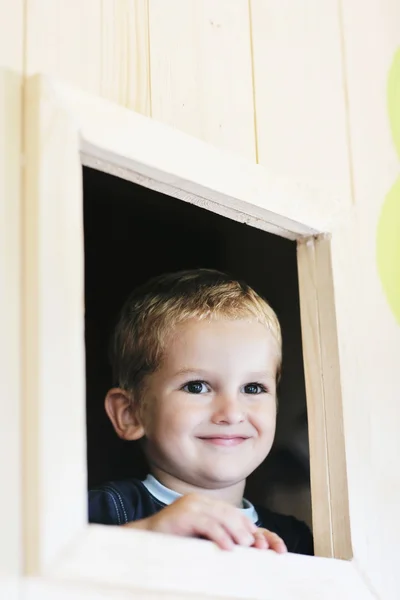 Boldog gyermek egy ablakban — Stock Fotó