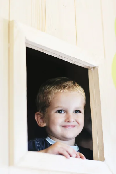 Glückliches Kind im Fenster — Stockfoto