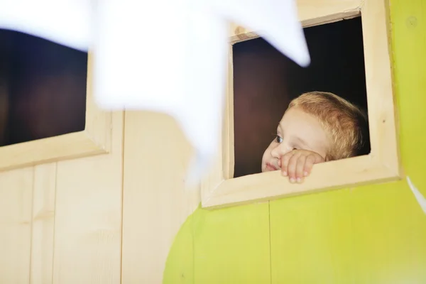 Glückliches Kind im Fenster — Stockfoto