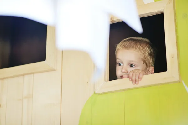 Ευτυχισμένο παιδί σε ένα παράθυρο — Φωτογραφία Αρχείου