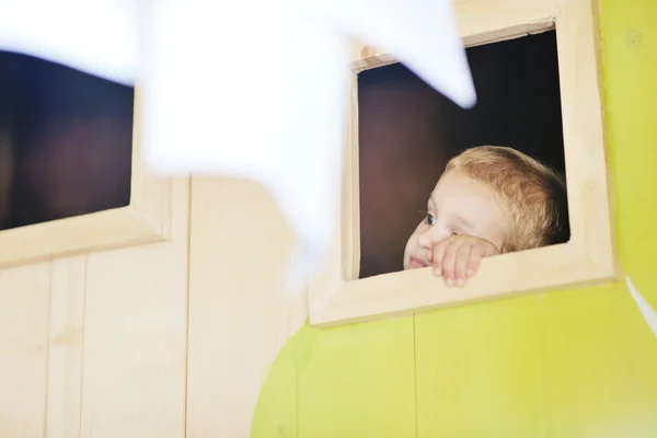 Счастливый ребенок в окне — стоковое фото