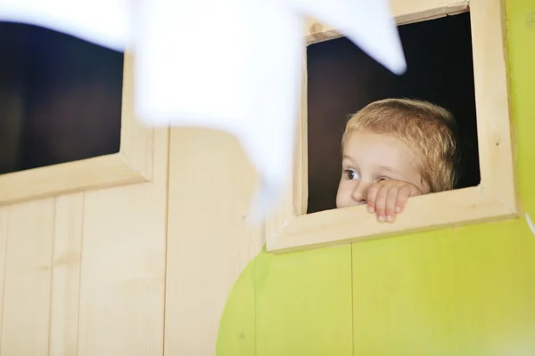 Счастливый ребенок в окне — стоковое фото