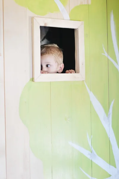 Gelukkig kind in een venster — Stockfoto