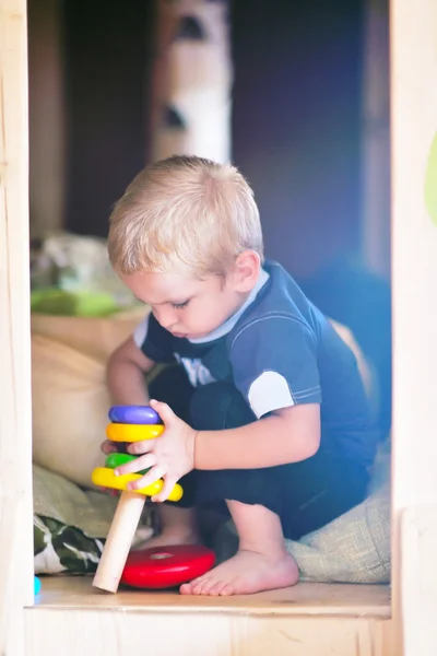 Sevimli küçük çocuk oynamak ve eğlenmek — Stok fotoğraf