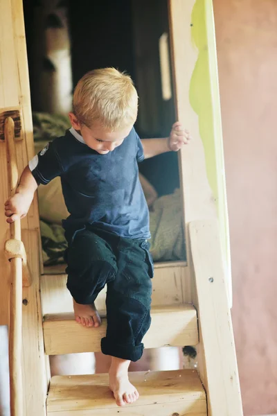 Sevimli küçük çocuk oynamak ve eğlenmek — Stok fotoğraf
