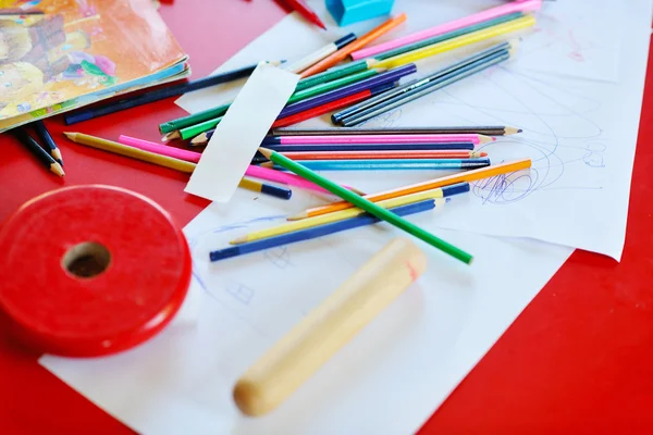 Çocuk eğitim renkli kalem arka plan — Stok fotoğraf