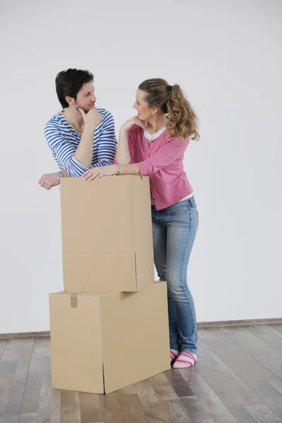 Молода пара рухається в новому будинку — стокове фото