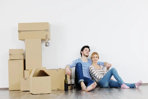 Junges Paar zieht in neues Haus — Stockfoto