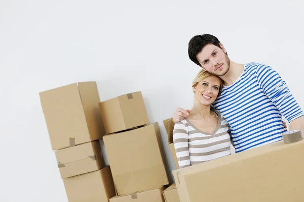 Jovem casal se movendo em nova casa — Fotografia de Stock