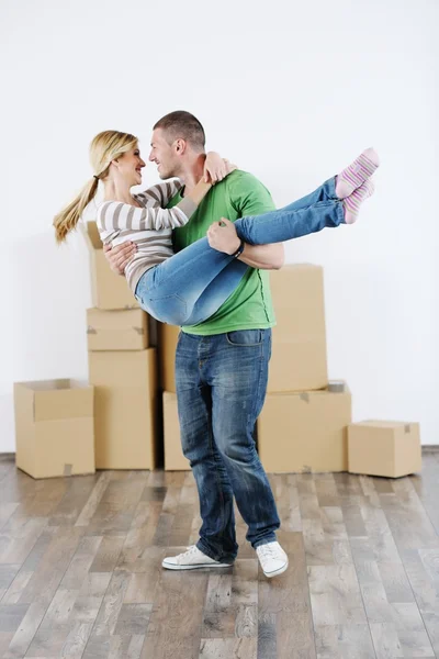 Pareja joven mudándose en casa nueva — Foto de Stock