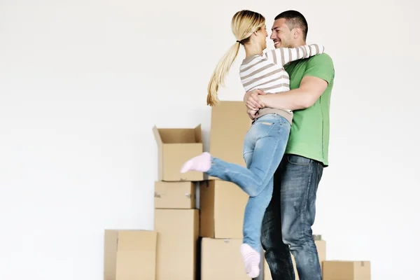 Giovane coppia si trasferisce in una nuova casa — Foto Stock
