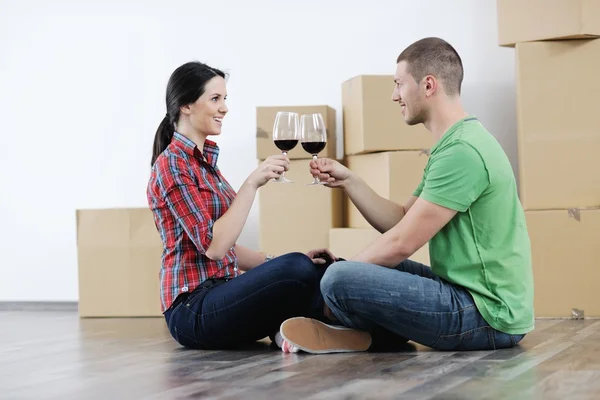 Unga par flyttar in nytt hus — Stockfoto