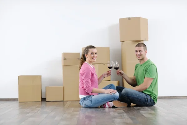 Fiatal pár költözik új házba — Stock Fotó
