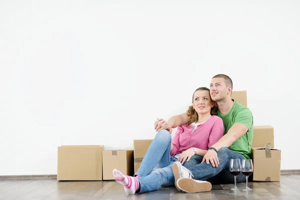 Jovem casal se movendo em nova casa — Fotografia de Stock