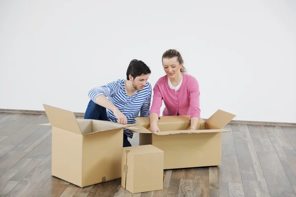 Pareja joven mudándose en casa nueva — Foto de Stock