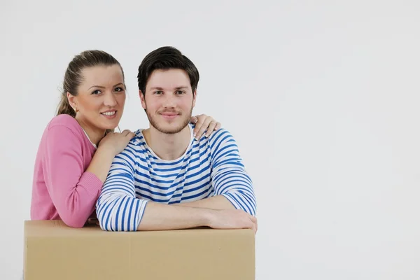 Giovane coppia si trasferisce in una nuova casa — Foto Stock