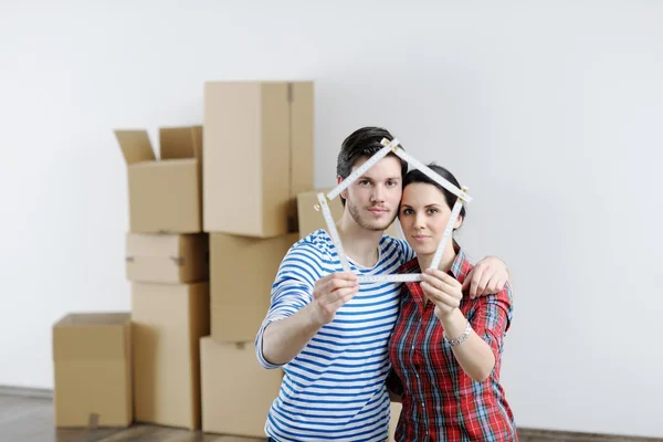 Mladý pár stěhování v novém domě — Stock fotografie